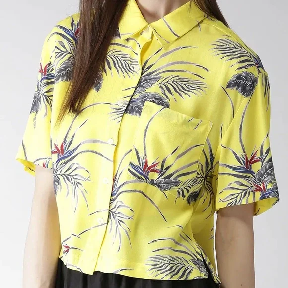 Cropped Hawaiian Button Down Shirt Yellow Women’s Plant Print NWT Medium - Picture 1 of 11